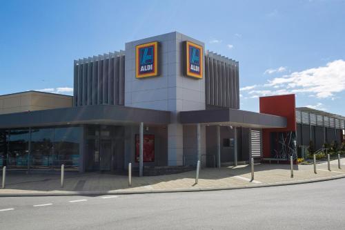 Üzletek, Indian Ocean Retreat in Eglinton