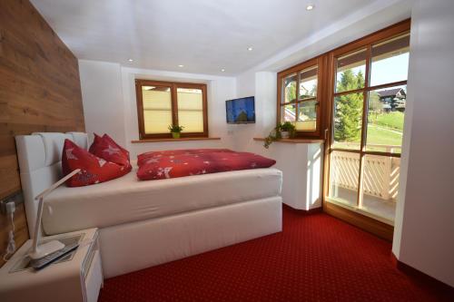 Comfort Four-Bedroom Apartment with Balcony