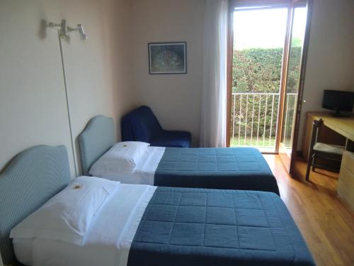 3 twin beds