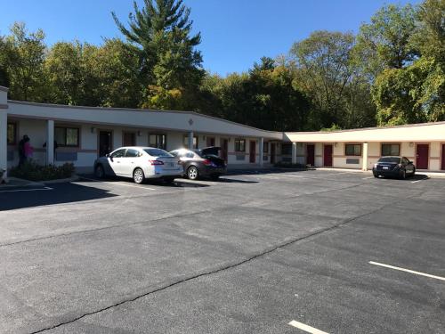 Exterior view, Skyview Motor Inn in Johnston (RI)