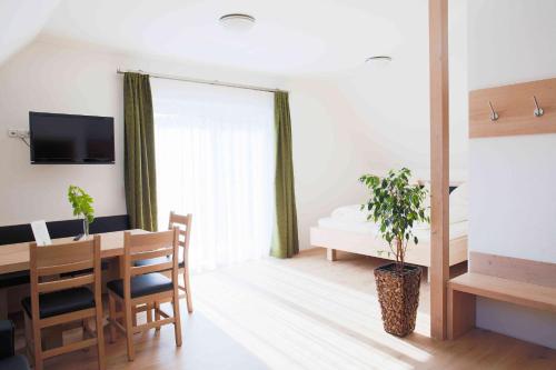 Weingut-Gästezimmer UHL - image 9