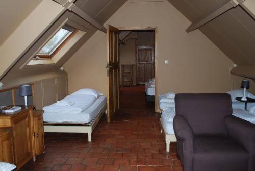 6 twin beds