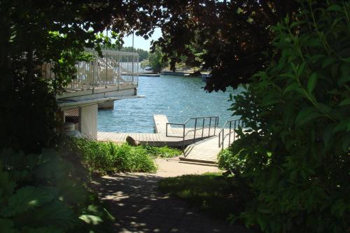 Boathouse Country Inn 5