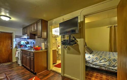 Two Bedroom Apartment - North East Bronx - image 3