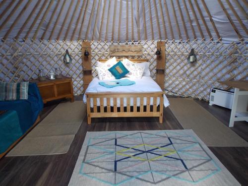 แกลมปิ้ง ออ เดอะ ฮิลล์ (Glamping on the Hill) in เมลส์