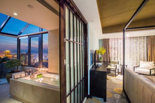 room detail thumbnail 2