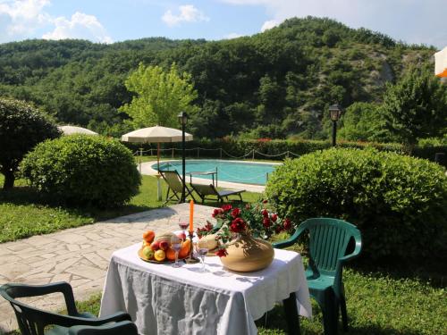  Serene Mansion in Apecchio with Swimming Pool, Ferienwohnung in Apecchio