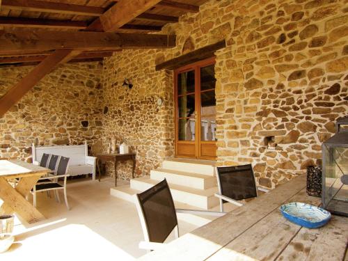 Very spacious and beautifully furnished home on a property with a heated pool - Location saisonnière - Roussines