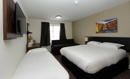 1 queen bed, 2 sofa beds