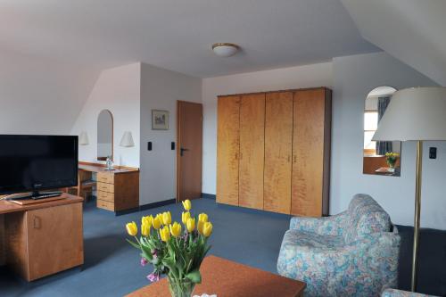 1 king bed, 3 sofa beds