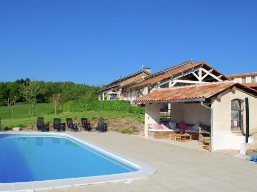 Spacious cottage in Roussines with heated pool - Location saisonnière - Roussines