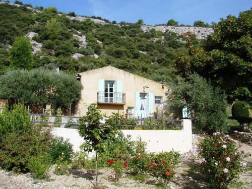 Lovely Holiday Home in Saint-Saturnin-les-Apt with Swimming Pool