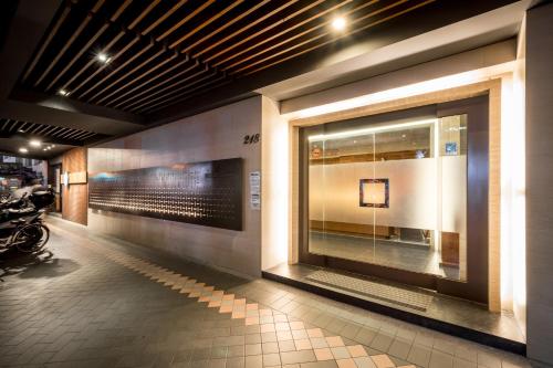 Exterior view, Royal Garden Hotel in Banqiao District