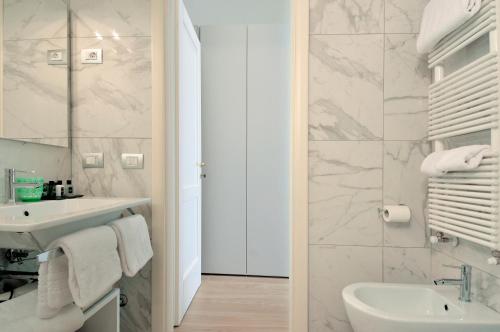 Deluxe Double Room image 6