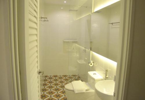 Deluxe King Room image 3
