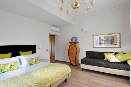 Deluxe King Room image 10
