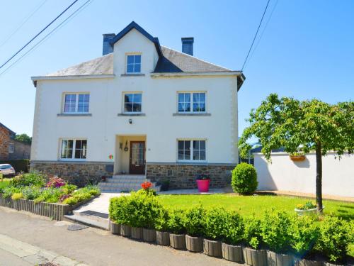 Nice Holiday Home in Tillet with Private Terrace gîte à louer Bois la Chenaie