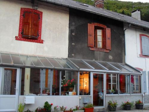 Cozy Holiday Home in Susville with Terrace gîte à louer Mens