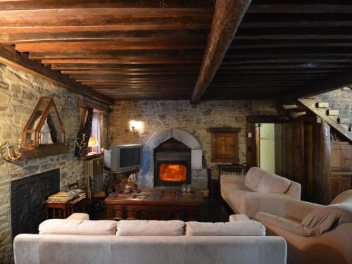  Charming Holiday Home in Halleux with Garden, Unterkunft in Halleux