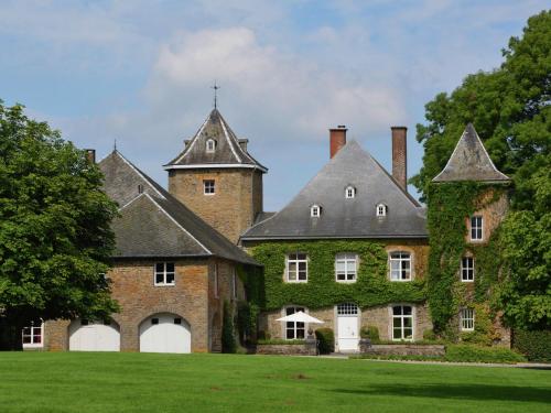 Delightful Castle in Bastogne with bubble bath