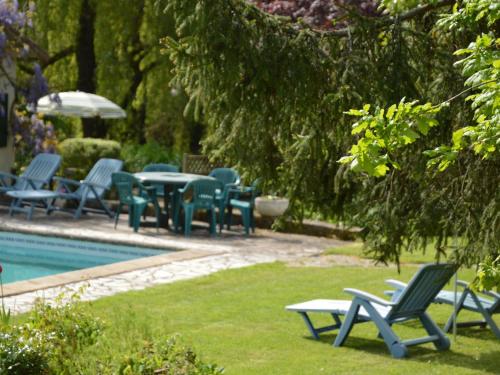Cozy Cottage in Souvigne with Swimming Pool gîte à louer Forêt Domaniale de l'Hermitain