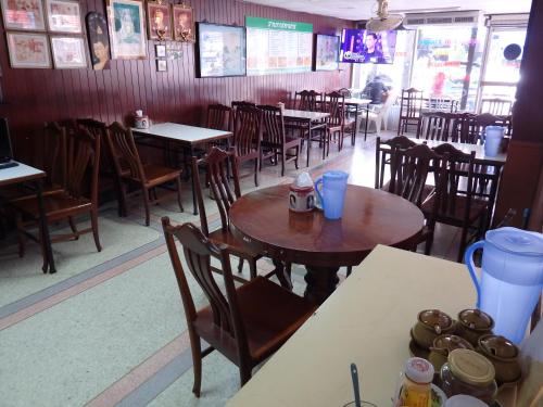 Restaurant, Sakol Hotel near Thao Suranaree (Ya Mo) Monument