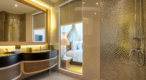 room detail thumbnail 2