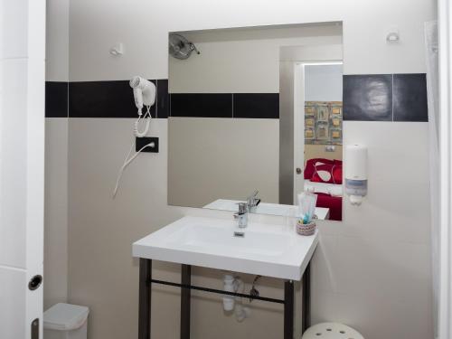 Double or Twin Room image 4