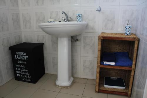 Blue Lagoon Lodge Blantyre Set in a prime location of Blantyre, Blue Lagoon Lodge Blantyre puts everything the city has to offer just outside your doorstep. Both business travelers and tourists can enjoy the propertys faciliti