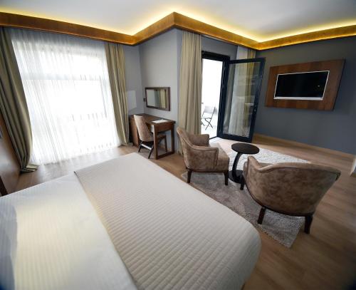 The Elegant Hotel Room Type - Deluxe Double Room