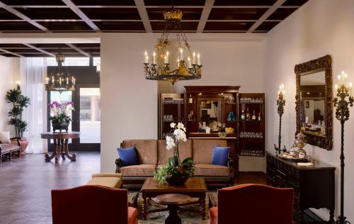 Lobby, Plaza la Reina in Westwood