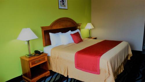 Oak Tree Inn & Suites