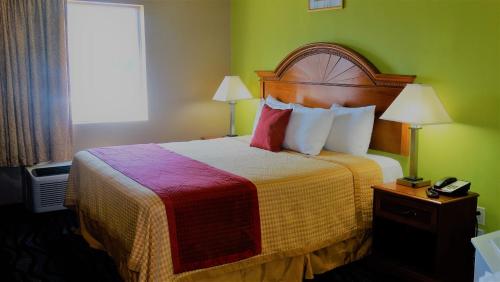 Oak Tree Inn & Suites