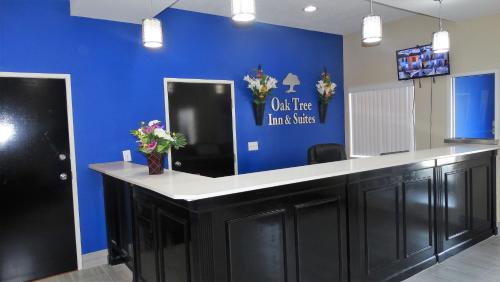 Oak Tree Inn & Suites