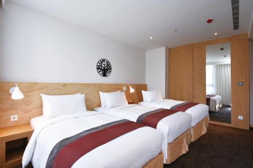 Triple Room with City View image 2