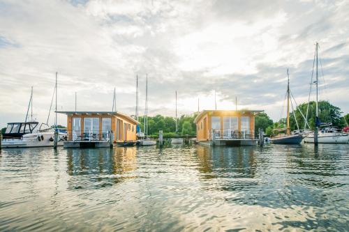Two-Bedroom Houseboat Nr. 1