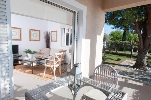 ระเบียง/ชานเรือน, Messinian Blue Seaside Villa in แคลามาทา