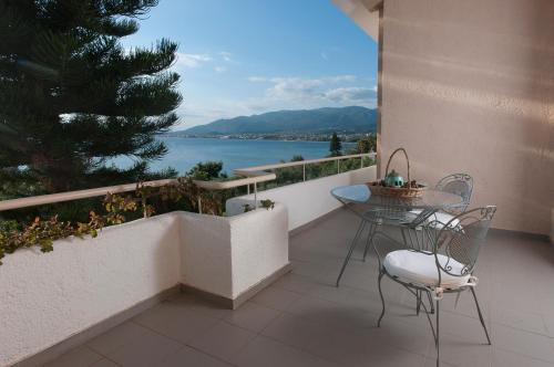 ระเบียง/ชานเรือน, Messinian Blue Seaside Villa in แคลามาทา