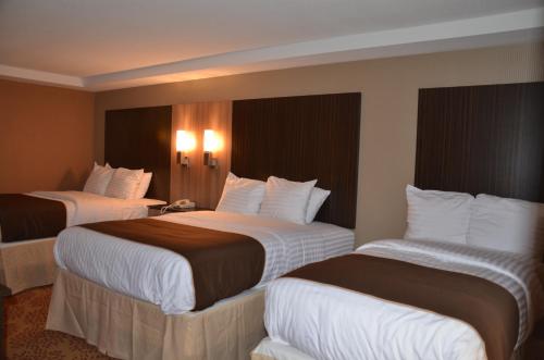 2 queen beds, 1 twin bed
