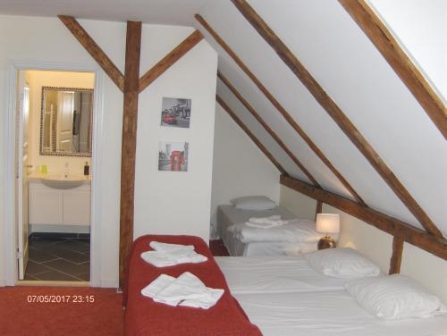 1 double bed, 2 twin beds