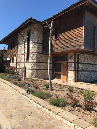 Three-Bedroom House image 1