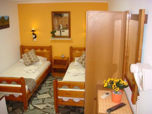 2 twin beds