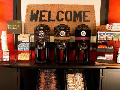 Suburban Studios Cary - RDU Airport - 식음료(F&B)