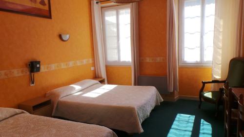 1 double bed, 1 twin bed