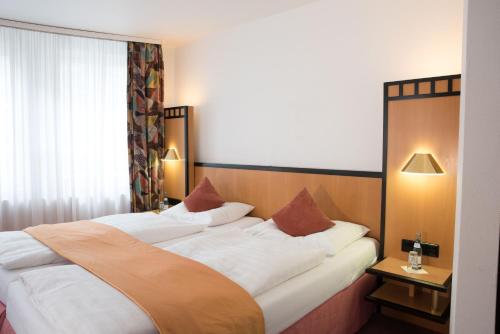 Deluxe Double Room (2 Adults + 1 Child)