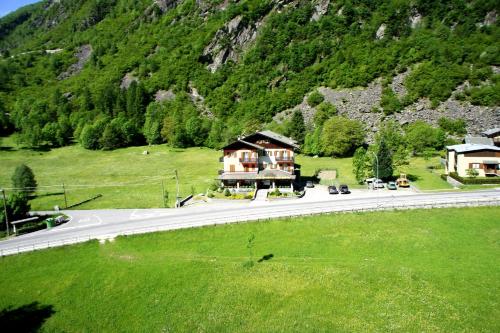 Hotel Ristorante Sasso Remenno in Val Masino