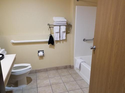 King Room with Bathtub - Mobility Access/Non-Smoking