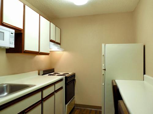 キッチン, Extended Stay America Suites - Newport News - I-64 - Jefferson Avenue in ニューポート ニューズ（VA）