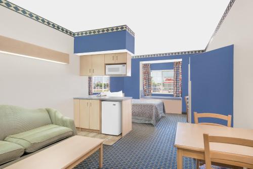 哈欽森溫德姆戴斯套房酒店 (Days Inn & Suites by Wyndham Hutchinson) in 哈金森 (KS)