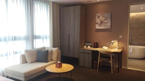 Deluxe King Room image 3